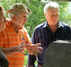 Oberbürgermeister Hans Wagner studierte die Arbeiten der Künstler der Sommerakademie mit der Leiterin der VHS Marika Flierl und dem Bildhauer Erich Morlo