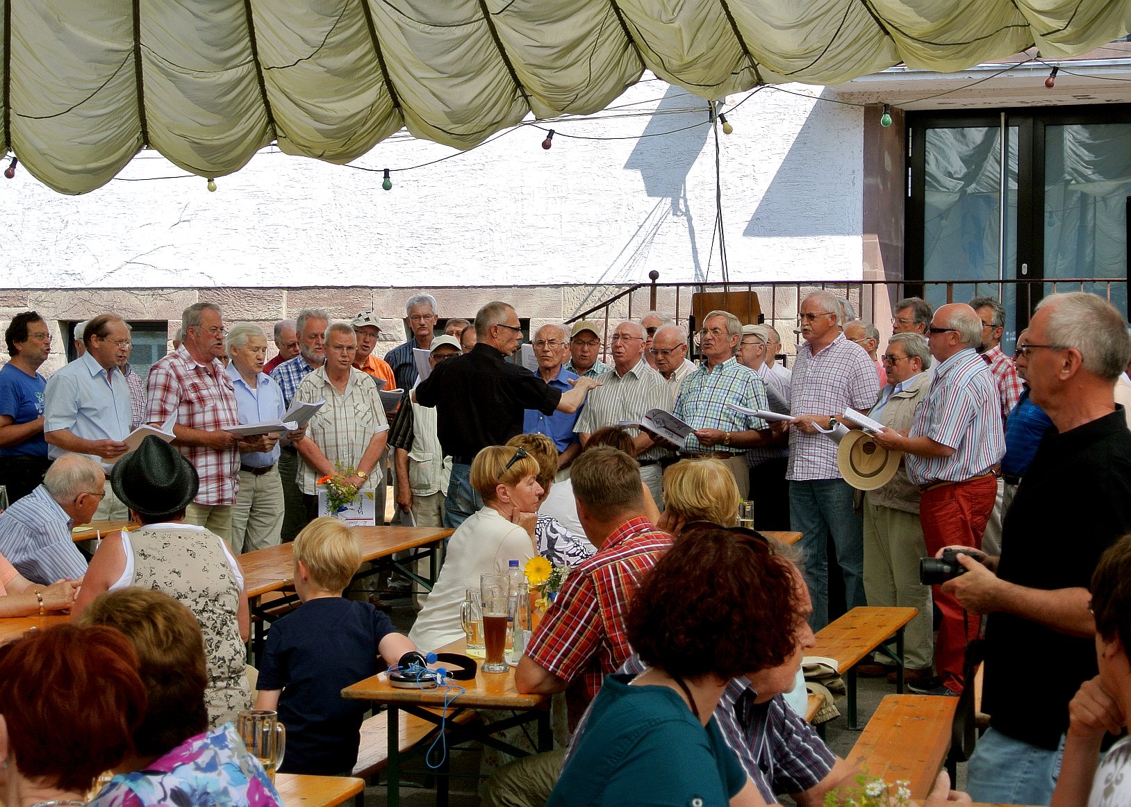 Der MGV „Sangesfreunde Oberwürzbach 1868“ e. V. sang am 33. Dorffest in Ommersheim.