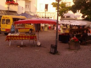 Gourmetmarkt gegen Abend auf dem Maxplatz