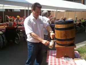 Fassanstich mit Sven Meier (SPD) beim Sommerfest der AWO