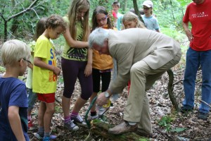 Ferienspaß "Wald- und Wasserwoche" - Oberbrügermeister beim Baumscheibensägen