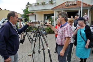 Hannes Ballhorn wagte es nur mit Hilfe von Edgar Rabung auf den Sattel des Hochrads zu steigen