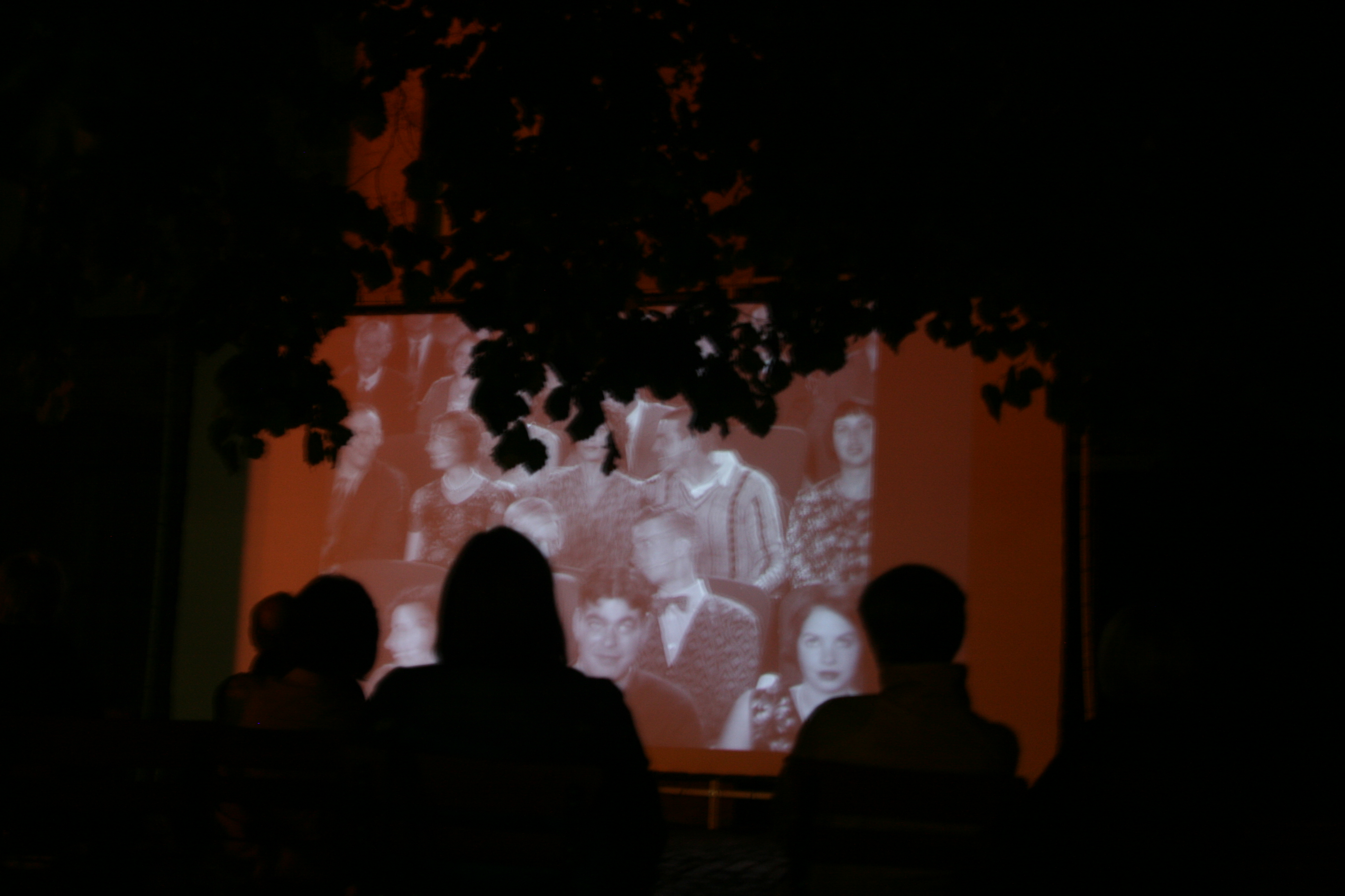 Künstler luden zum Open Air Kino am Becker Turm ein