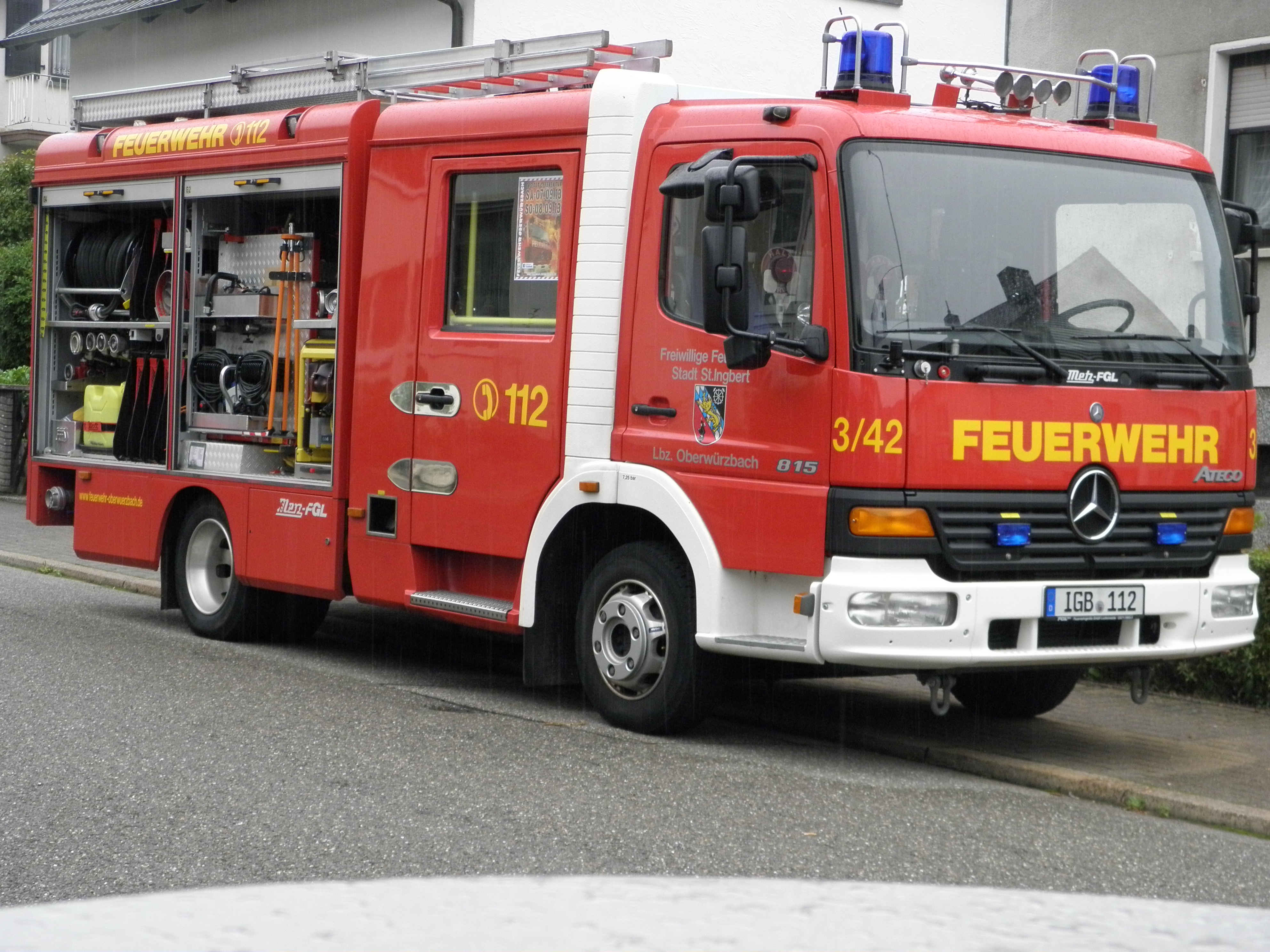 Feuerwehr rettet verletzte Spaziergängerin aus Wald