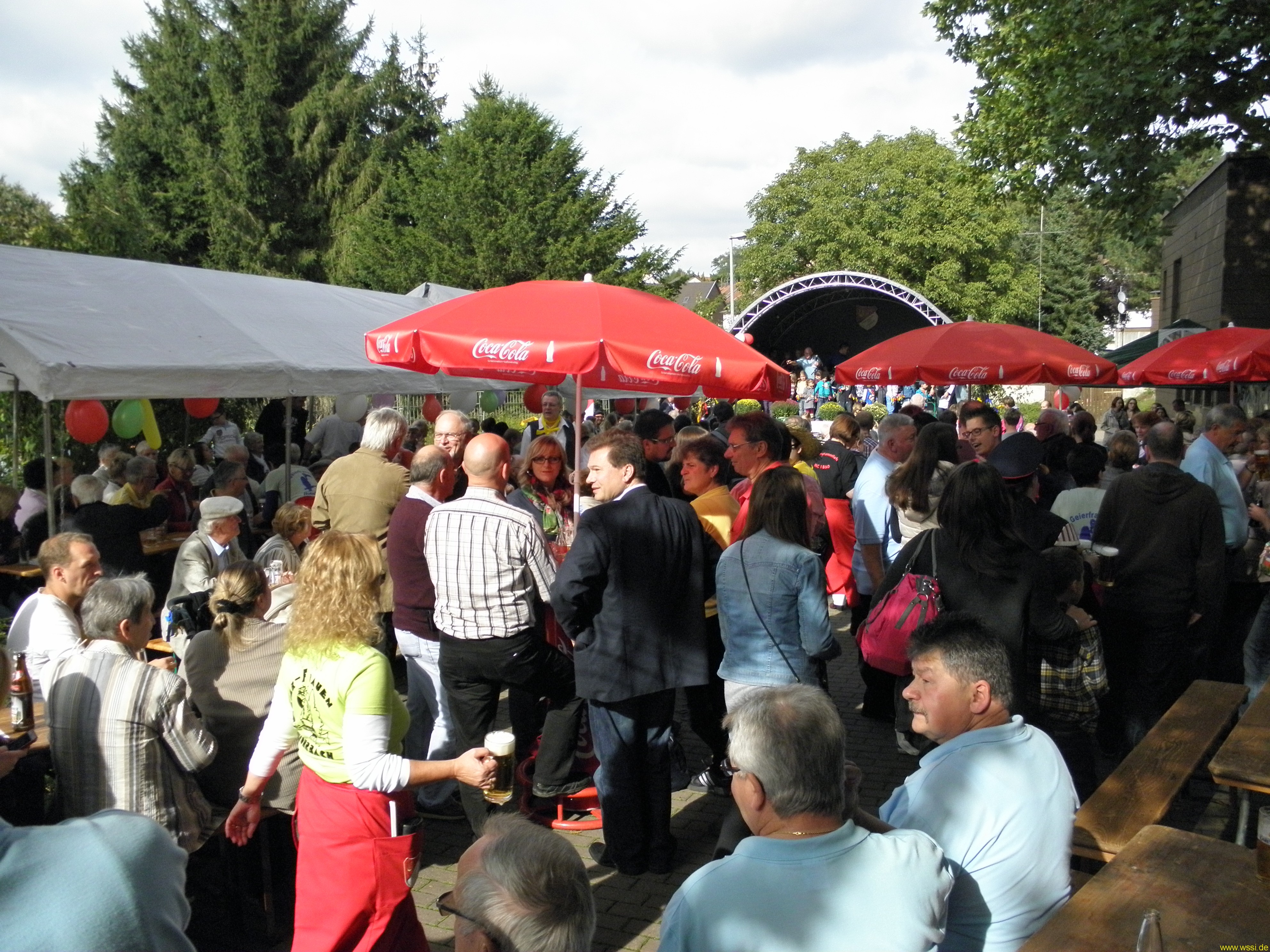 Strahlender Sonnenschein beim Rohrbacher Kerwesinge mit Kirmes