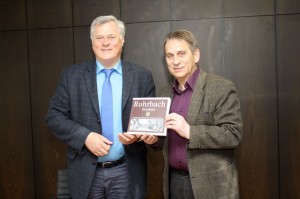 Buchübergabe an Oberbürgermeister Wagner (Foto: Wolfgang Philipp)