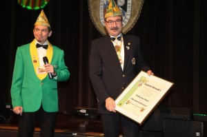 Patric Jost (l.) ernennt Wolfgang Blatt (r.) zum Ehrenpräsidenten de DNZ