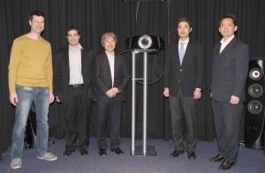 v.l.n.r.: Oliver Wadle (Geschäftsführer Heimkino GmbH), Thomas Isse (Produktmanager Europa), Kazuhito Hatanaka (Produktmanager Welt), Yukio Ohmura (Chefentwickler), Ryuichi Sakai (Marketin Planner)