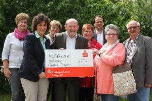 Caritas, Orgateam und Seniorenbeirat der Stadt St. Ingbert freuen sich über die Startsumme des Fonds.