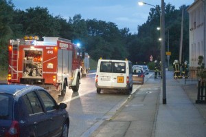 Die Feuerwehr Rentrisch sichert ein Dach vor herunterstürzenden Ziegeln