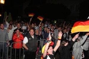 zahlreiche Besucher beim späten Public Viewing in St. Ingbert