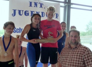 Siegreiche Mannschaft: St. Ingberter Wirtschaftsförderer Thomas Debrand überreicht den Wanderpokal 2014 an das Staffel-Team des Schwimmsportklubs Kaiserslautern (KSK). V.l..n.r.: Slawa Koltschin, Fabio Stief, Sarah Kaiser, Lucca Laske. Foto: Barbara Siehr, Verein