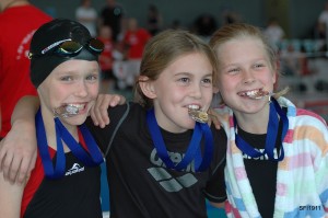 Siegerinnen über 100m Rücken von links nach rechts: Josephine Siehr (Schwimmfreunde St. Ingbert, sfi), Anna Apushkinskaja (DJK-Dudweiler), Hanna Kube (Schwimmverein Altenkessel). Foto: Barbara Siehr, Verein