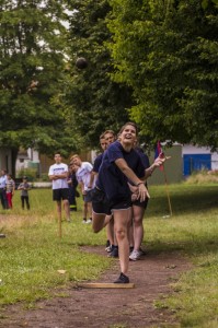 Ein Teil der sportlichen Leistung: die aus jew. 9 Personen bestehende Gruppe muss beim Kugelstoßen eine Mindestweite von 55 m erreichen. (Foto: Tim Blank, CC BY-SA)