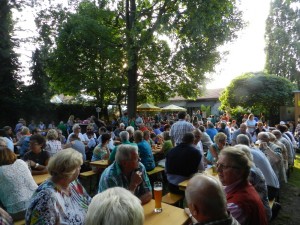 Vollbesetzter Biergarten "die Luschd"