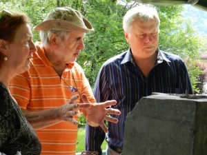 Oberbürgermeister Hans Wagner studierte die Arbeiten der Künstler der Sommerakademie mit der Leiterin der VHS Marika Flierl und dem Bildhauer Erich Morlo