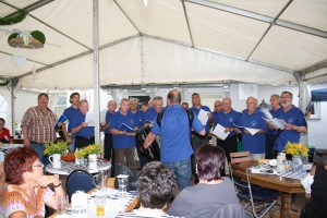 Kuckucks-Chor-Hassel beim musikalischen Almauftrieb (Foto: Wolfgang Philipp)