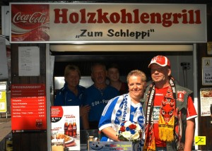 Hochzeitsfeier bei Schlieppis Holzkohlengrill (Foto: TA Crawford)