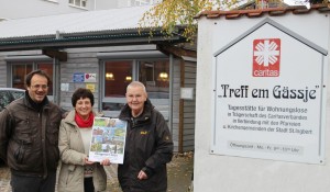 Das erste Exemplar des Benefizkalenders übrerreichte Wolfgang Philipp "vor Ort" an Ursula Rodner, Leiterin Treff em Gässje und Andreas Heinz, Einrichtungsleiter Caritas-Zentrum Saarpfalz 