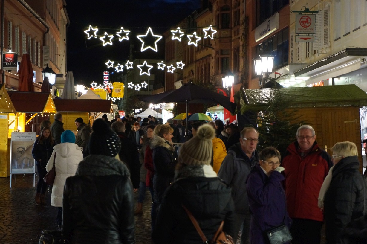 Weihnachtsmarkt bei herbstlichem Wetter