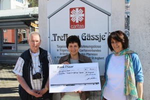 Wolfgang Philipp überreichte den Spendenscheck aus dem Verkauf des Benefizkalenders an Ursula Rodner und Ulrike Molitor. Foto: dengmert.de