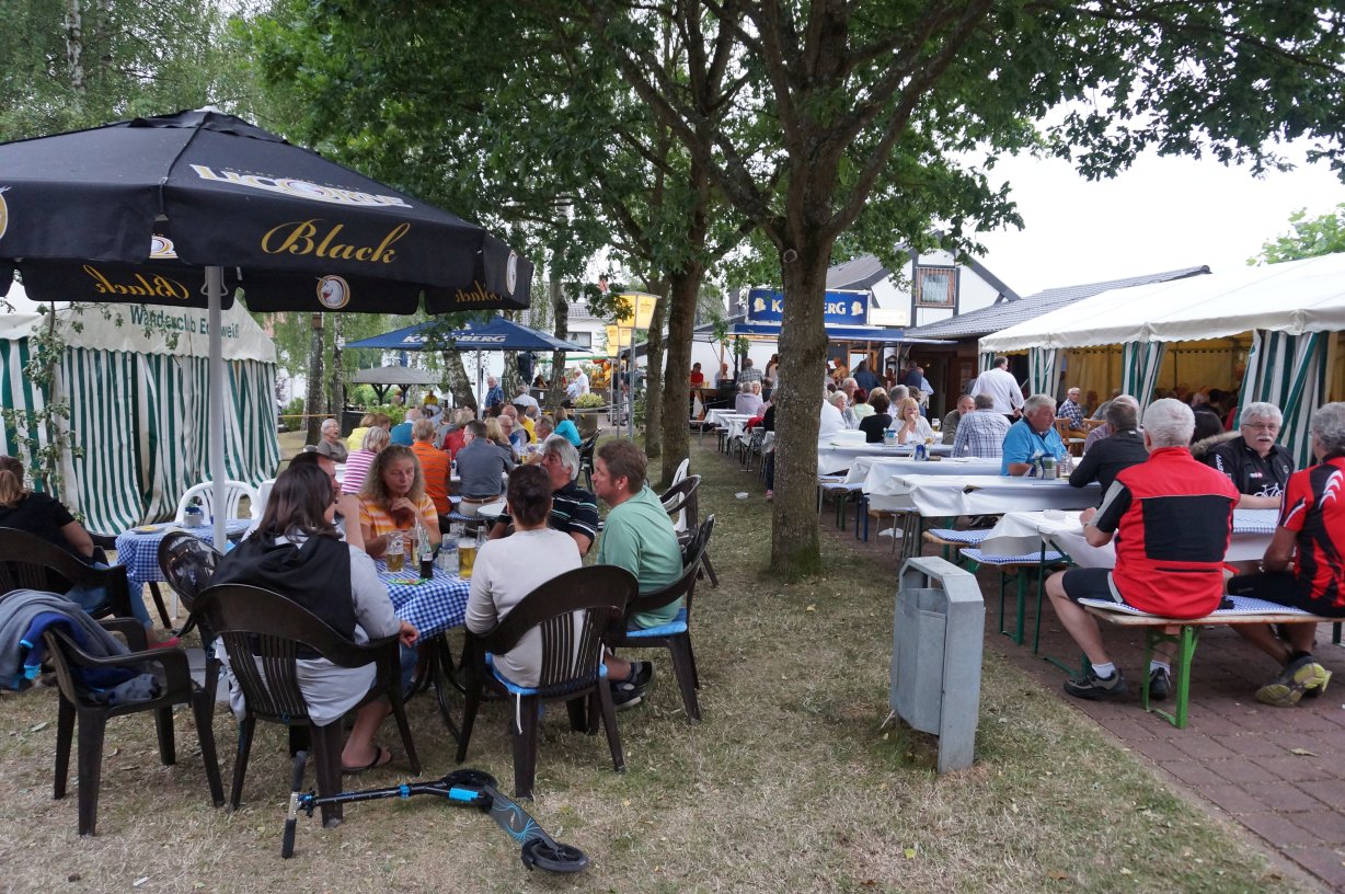 Deftiges Hüttenfest beim Wanderclub Edelweiß Rohrbach