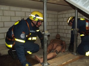 Auffinden und Betreuen der verletzten "Person" durch zwei Helfer (Foto: THW)