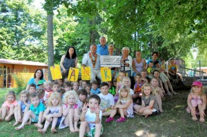 Spendenübergabe im Kindergarten: Die Commanderie des Anysetiers unterstützt in diesem Jahr den Kindergarten in der Jahnstraße. Große Freude bei Kindern, Eltern und Erzieherinnen. Bild: Stadt St. Ingbert/Gaschott