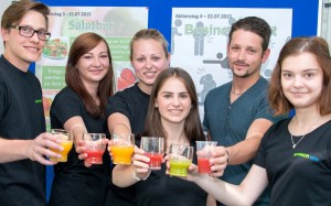 Mit bunten, leckeren Smoothies zeigten die Azubis der Stadt St. Ingbert, dass gesunde Ernährung äußerst schmackhaft sein kann. Von links: Emanuel Flierl, Angela Spengler, Maren Schulz, Laura David, Move-Guide-Betreuer Andreas Güngerich und Tina Jesel. Foto: Stadt St. Ingbert/Haßdenteufel