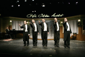 "Caf ohne Aussicht - Eine Comedian Harmonists-Geschichte von heute" von Franz Wittenbrink und Anne X. Weber, Urauffuehrung am 02.03.2014 in der Komoedie am Kurfuerstendamm, Regie und Musikalische Arrangements: Franz Wittenbrink Assistenz: Eleonore Daniel Buehne: Miriam Busch		 Kostuem: Katrin Kersten auf dem Bild: Ensemble Personen: Felix Kasupke, der Kellner: Holger Off		 Frank Kasupke, der Barmann: Olaf Drauschke		 Bang Kasupke, der Koch: Ralf Steinhagen		 Henrik, der Penner/ Redner: Horst Maria Merz		 Hubertine Fink, die Maklerin/ Franzose/ Schwaebin, Hubert: Philipp Seibert Karl-Heinz Fricke,der Handwerker/ griechischer Herr/ Schwabe: Wolfgang Hoeltzel	 © MuTphoto/ Barbara Braun Tel.: +49(0)177/2944802 e-mail: bb@mutphoto.de