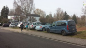 Zugeparkter Grünstreifen vor der Rohrbachhalle (Foto: Jörg Herges)