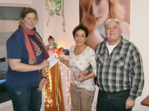 Herdis Behmann und Udo Schmitt bei der Spendenübergabe an Heidi Hauck (Mitte) von den Geierfrauen. (Foto: SPD)