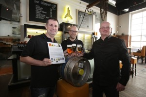 Bildtext: Heiko Stief (links), Martin Wirtz (Mitte) und Georg Schmitt (rechts) von der Karlsberg Brauerei bei der Übergabe der Petition. Foto: Thomas Seeber/Karlsberg