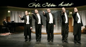 "Café ohne Aussicht - Eine Comedian Harmonists-Geschichte von heute" von Franz Wittenbrink und Anne X. Weber, Urauffuehrung am 02.03.2014 in der Komoedie am Kurfuerstendamm, Regie und Musikalische Arrangements: Franz Wittenbrink Assistenz: Eleonore Daniel Buehne: Miriam Busch		 Kostuem: Katrin Kersten auf dem Bild: Ensemble Personen: Felix Kasupke, der Kellner: Holger Off		 Frank Kasupke, der Barmann: Olaf Drauschke		 Bang Kasupke, der Koch: Ralf Steinhagen		 Henrik, der Penner/ Redner: Horst Maria Merz		 Hubertine Fink, die Maklerin/ Franzose/ Schwaebin, Hubert: Philipp Seibert Karl-Heinz Fricke,der Handwerker/ griechischer Herr/ Schwabe: Wolfgang Hoeltzel	 © MuTphoto/ Barbara Braun Tel.: +49(0)177/2944802 e-mail: bb@mutphoto.de