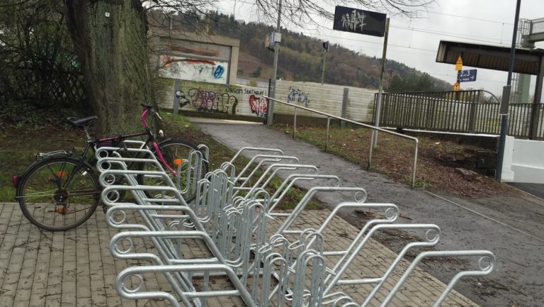 ADFC kritisiert Fahrradabstellanlagen am Bahnhof