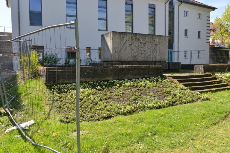 Denkmal im Park des Leibnizgymnasiums