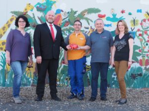 Foto: Walter Götz von links nach rechts: Sylvia Schymura (Förderverein der Montessori Grundschule), Holger Müller (Kreissparkasse Saarpfalz), Jürgen Dressler, Andreas Pieter, Yvonne Buchholz (Trägerverein der Montessori Grundschule)