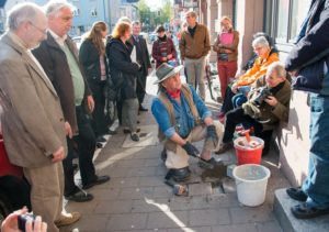 Verlegen der Stolpersteine (Foto: Haßdenteufel)