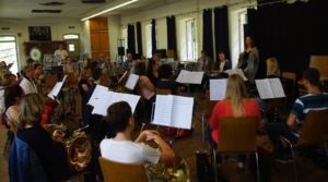 Regisseurin Katharina Molitor im Gespräch  mit den Musikern der Bergkapelle (Foto: Petra Jung)