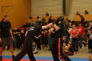 Dennis Bauer (links) konnte sich nach längerer Verletzungspause den 1. Platz in der Klasse Herren-85kg Leichtkontakt erkämpfen. (Foto: Norbert Ramelli)