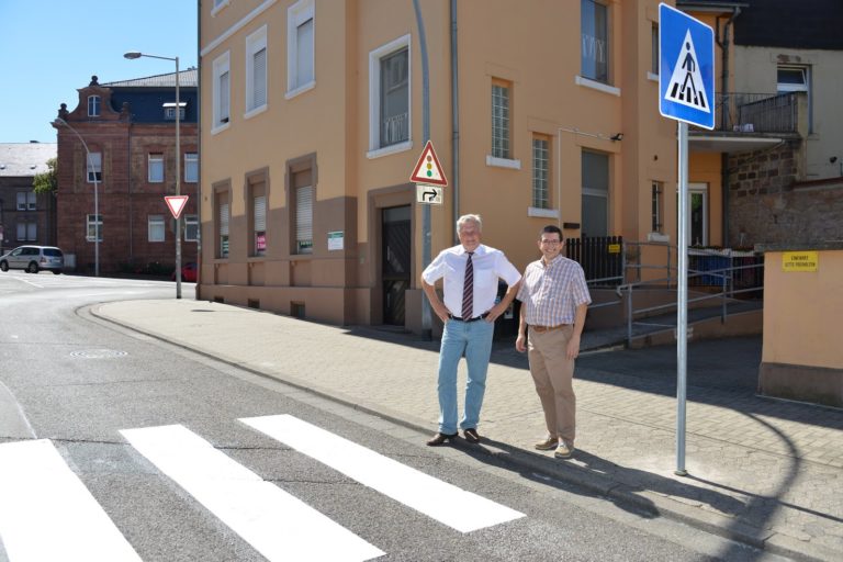 Oberbürgermeister Hans Wagner begutachtet neuen Fußgängerüberweg