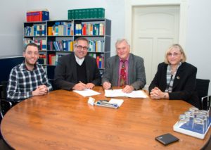 Das Bild zur Vertragsunterzeichnung im Notariat St. Ingbert zeigt von links nach rechts: Patrick Peters und Pfarrer Andreas Sturm (Verwaltungsrat der Kirchengemeinde Heiliger Ingobertus) sowie OB Hans Wagner und Stadträtin Petra Schweitzer (SPD) vom Vorstand der Günter-Dörr-Stiftung. (Foto: Haßdenteufel)