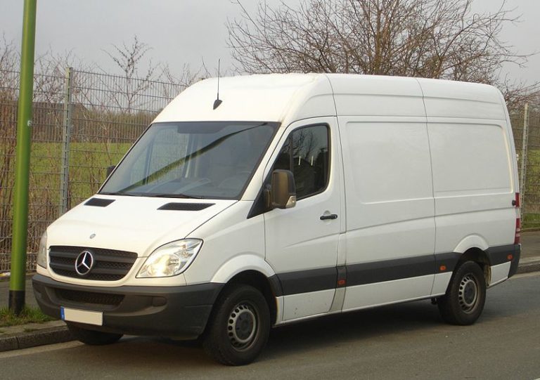 Unfallflucht: Weißer Transporter gesucht