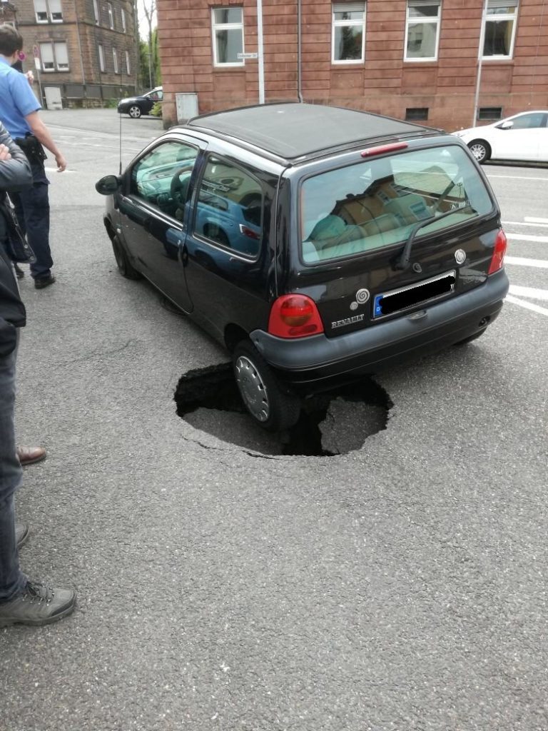 Auto in Straße eingebrochen