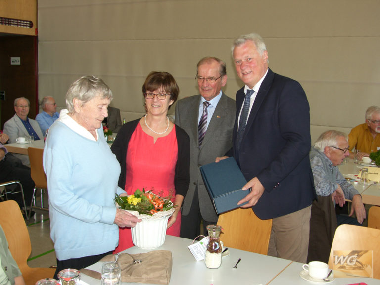 Bunter Nachmittag für Seniorinnen und Senioren in der Oberwürzbachhalle
