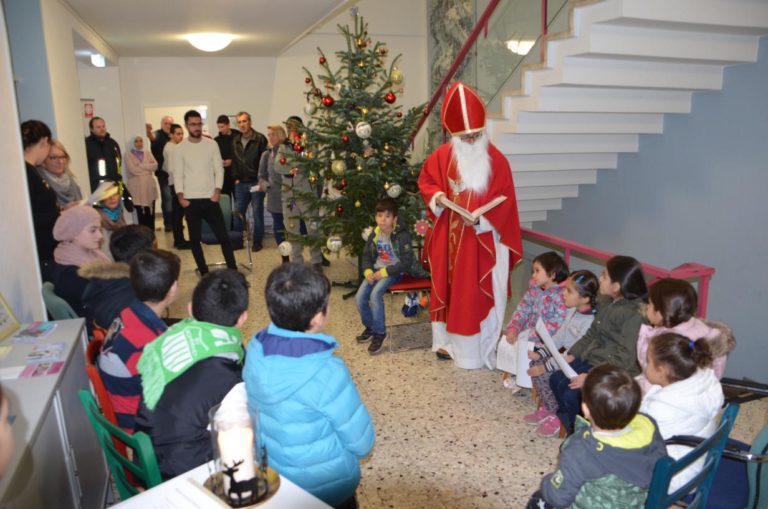 „Feuerwehr-Nikolaus“ besucht  Kinder der Flüchtlingsfamilien