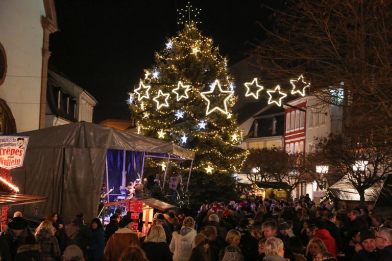 Glühwein, Zimtwaffeln und weihnachtliche Musik