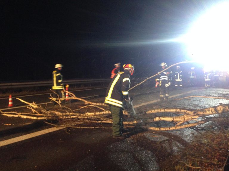 Sturm hält die Feuerwehr auf Trab