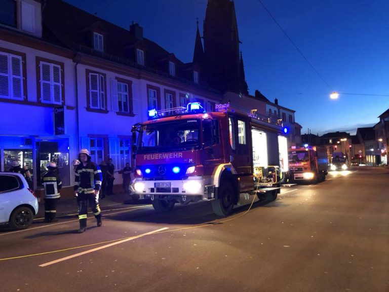 Brand Verteilerkasten in Schnellimbiss – Feuerwehrmann wird beschimpft