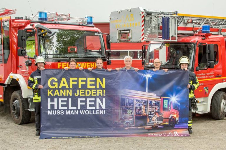 Feuerwehr rettet Säugling aus verschlossenem Fahrzeug: Anti—Gaffer—Plane erstmals im Einsatz